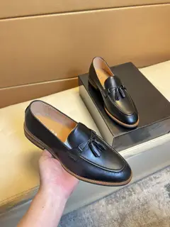 Prada height-enhancing rubber-soled leather shoes series are sold at the counter at the