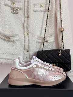 Chanel Dexter casual sneakers with a shit-like feel