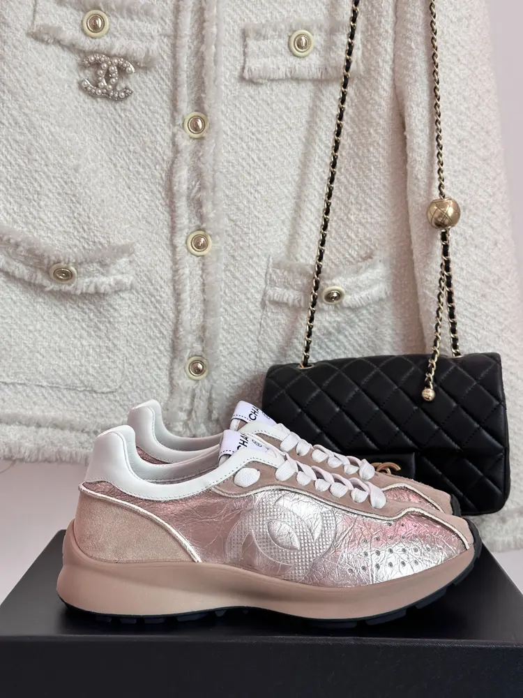Chanel Dexter casual sneakers with a shit-like feel