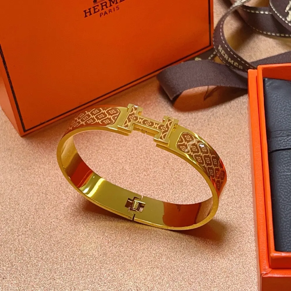 Hermès bracelet Enamel craftsmanship is a real test of the craftsman’s skills. To ensure