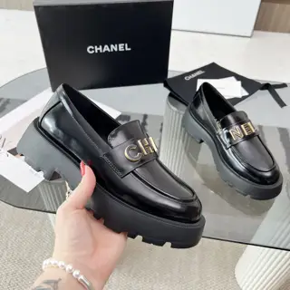 Chanel loafers are full of retro style. The delicate shoe shape is very pleasing to the