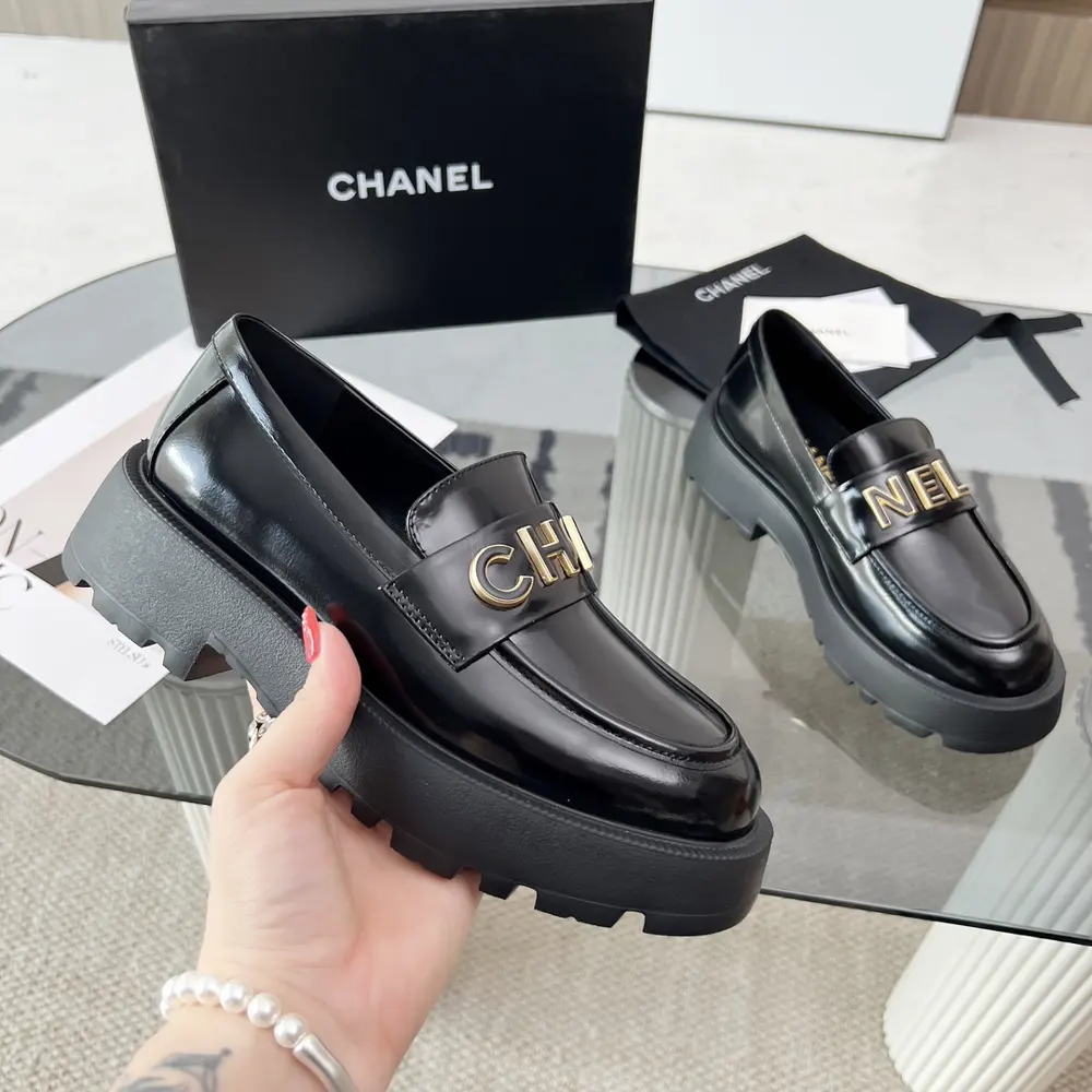 Chanel loafers are full of retro style. The delicate shoe shape is very pleasing to the