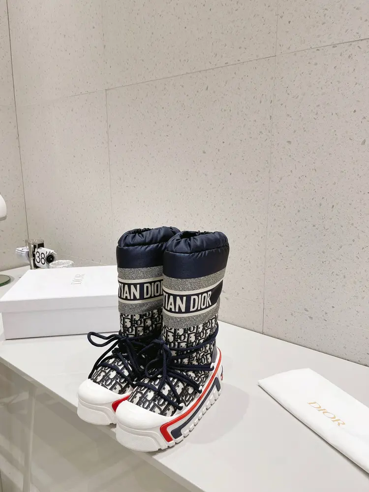 Dior snow boots are chubby and cute. →_→From the DiorAlps limited series