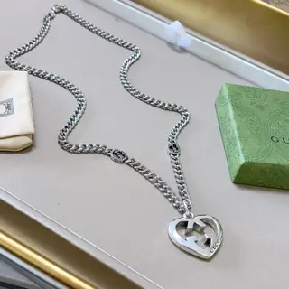 The latest Gucci necklace with a higher-end chain. The same style as the stars. Anger