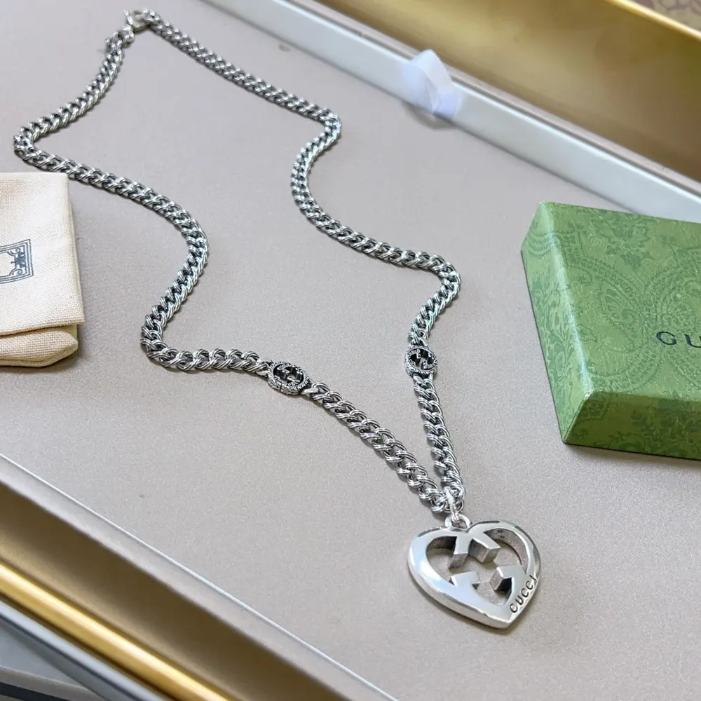 The latest Gucci necklace with a higher-end chain. The same style as the stars. Anger