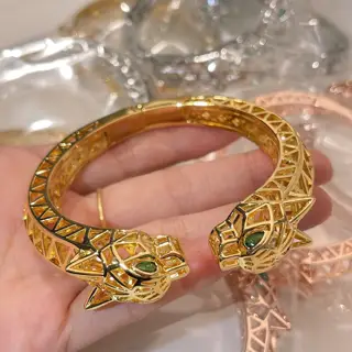 Cartier bright gold double-headed leopard version domineering leopard bracelet. Panthère de