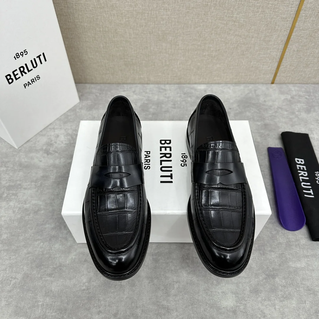Berluti men’s hand-brushed loafers are shipped. One-step simple driver shoes. Select