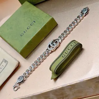 The latest classic Gucci bracelet. Exquisite style and texture. You can tell at a glance