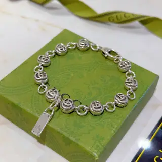The latest classic Gucci bracelet. Exquisite style and texture. It is absolutely top-notch