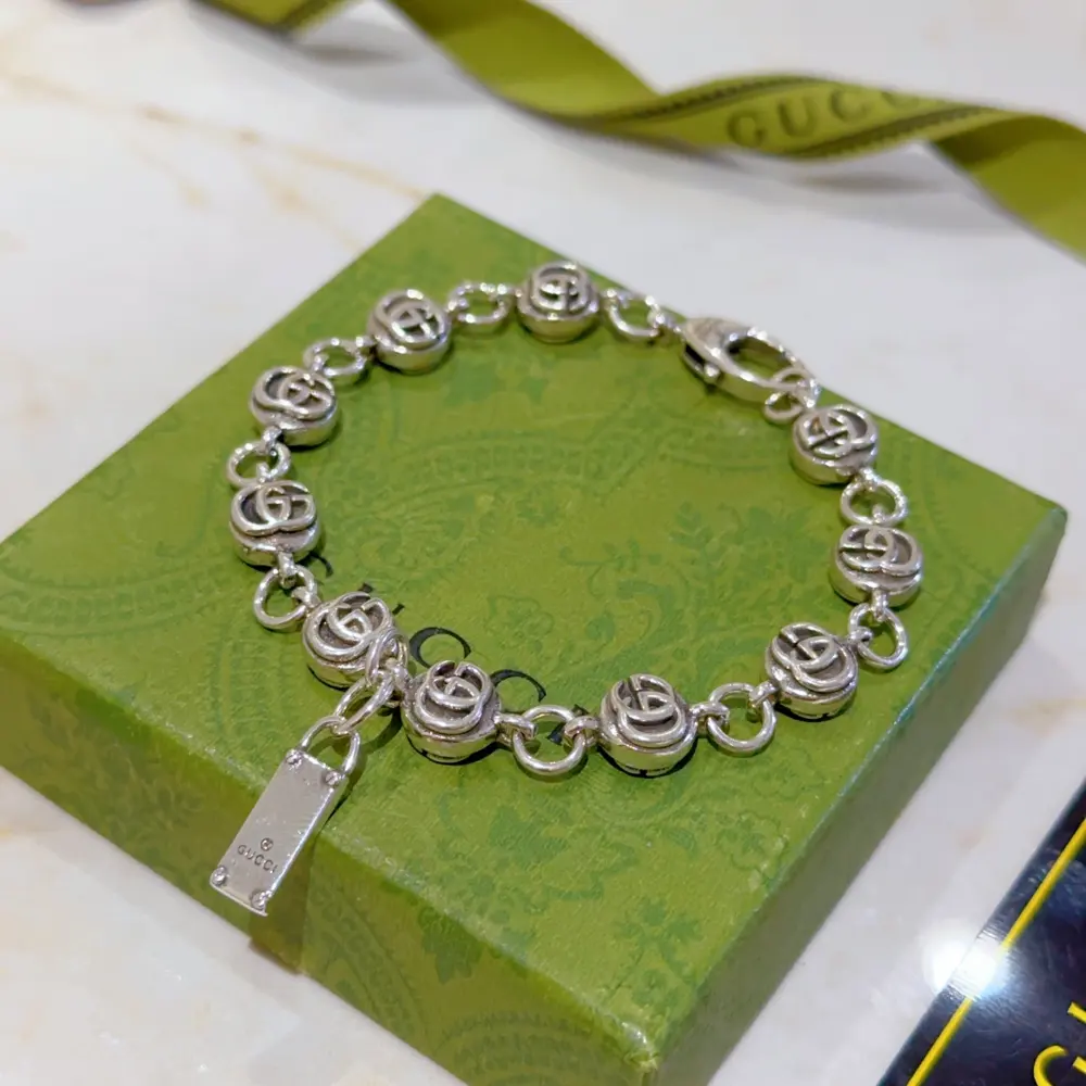 The latest classic Gucci bracelet. Exquisite style and texture. It is absolutely top-notch