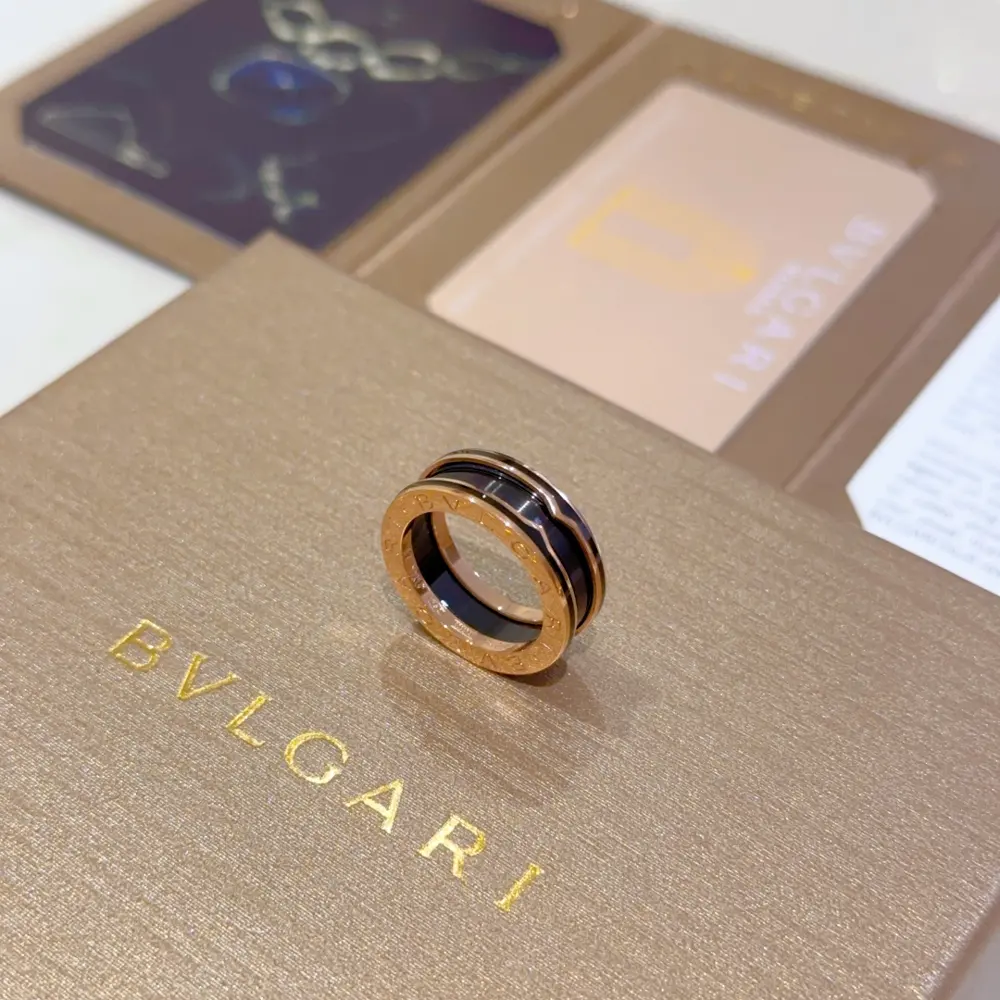Bvlgari DIVAS’ DREAM enamel series is perfect in appearance and details. The unique color