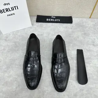 Berluti men’s hand-brushed loafers are shipped. One-step simple driver shoes. Select