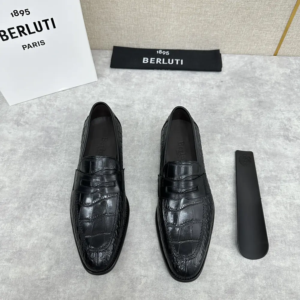 Berluti men’s hand-brushed loafers are shipped. One-step simple driver shoes. Select