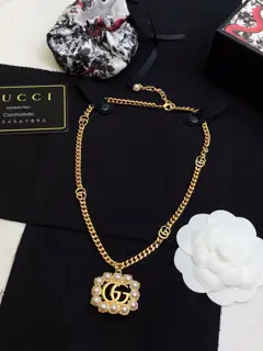 GUCCi pearl necklace