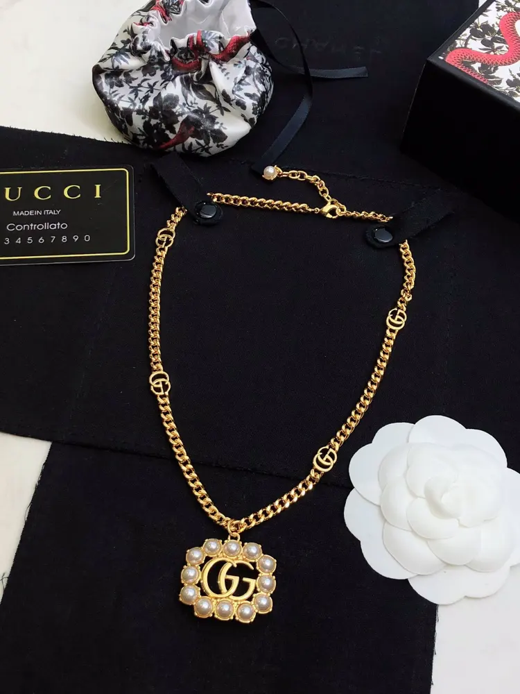 GUCCi pearl necklace