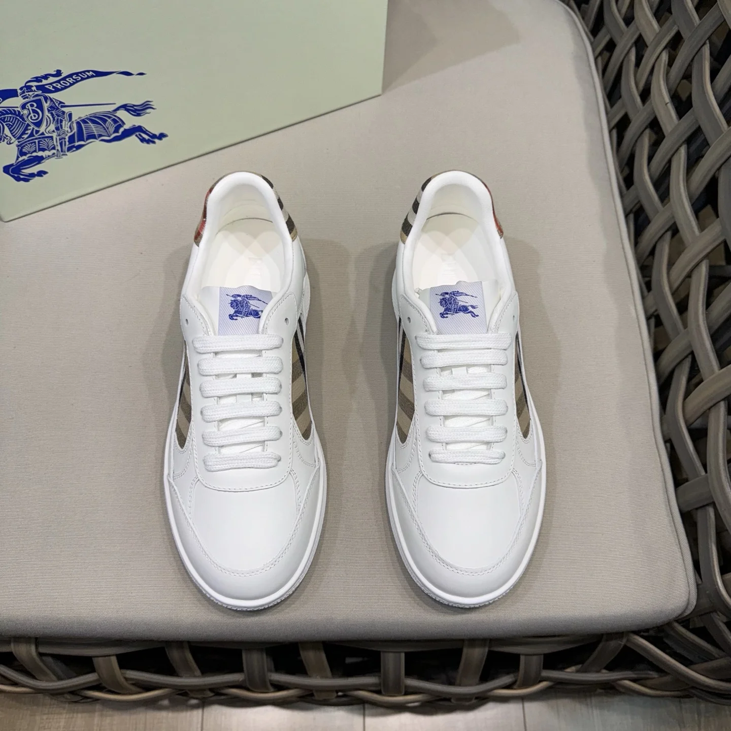 BURBERRY classic low-top sneakers |