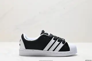 This pair uses the Supermodified shoe style that Adidas created in 1997. This very niche