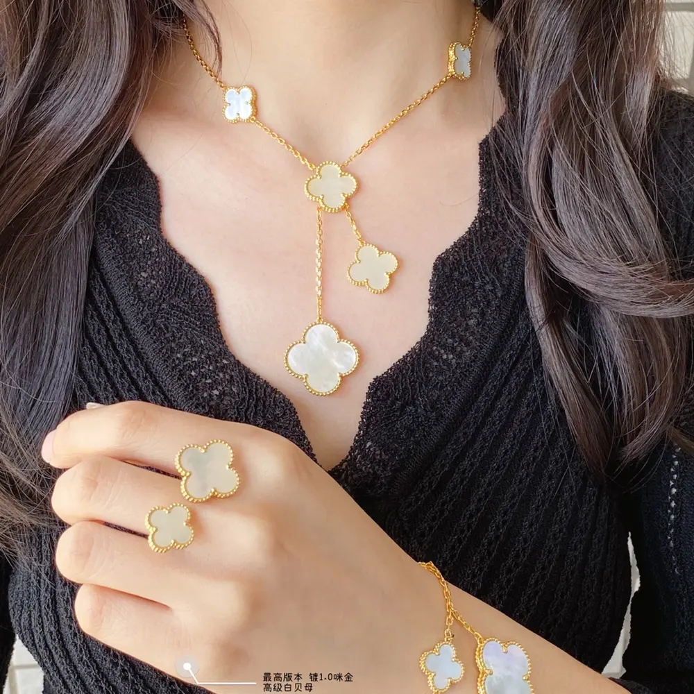 Van Cleef & Arpels Four-leaf Clover High-grade White Mother-of-Pearl Six-flower Necklace