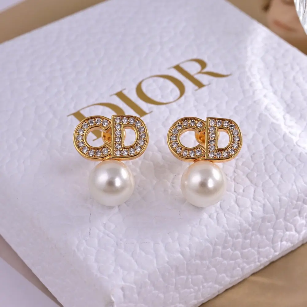 Dior new style Dior new letter earrings loved by all the top brands. The metal texture