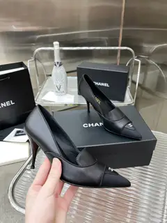 The latest version of the pointed shoes on the official website of Chanel