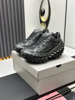 Balenciaga’s latest retro casual sneakers with tire soles The Hacker Project series