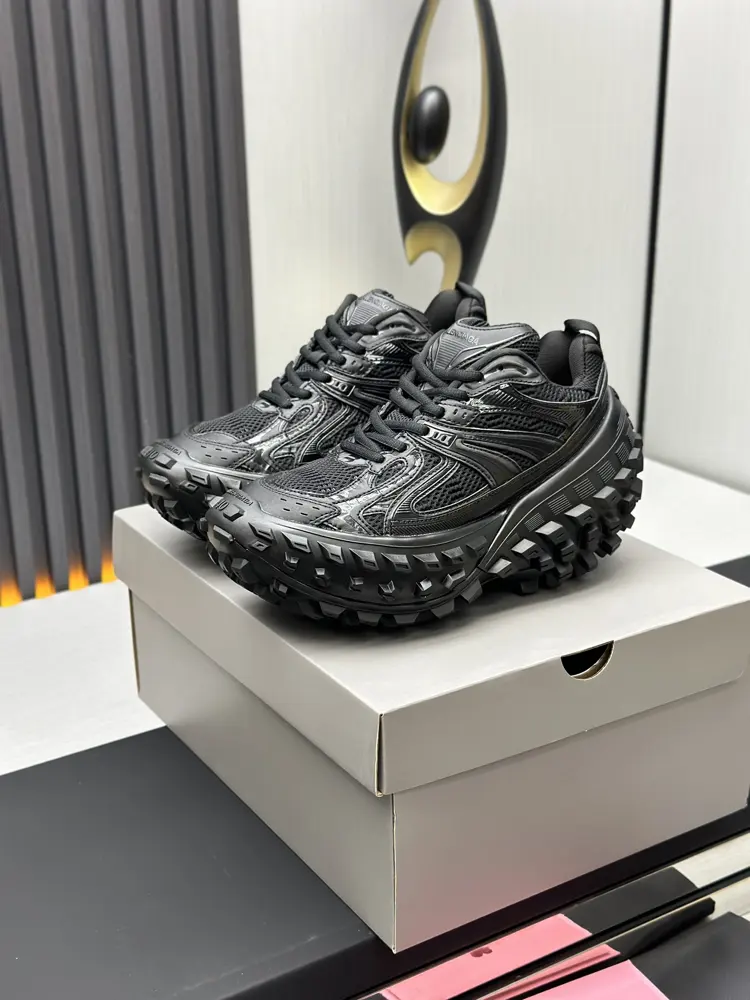 Balenciaga’s latest retro casual sneakers with tire soles The Hacker Project series