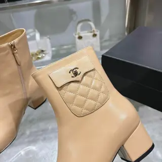 Same style as the official CHANEL website