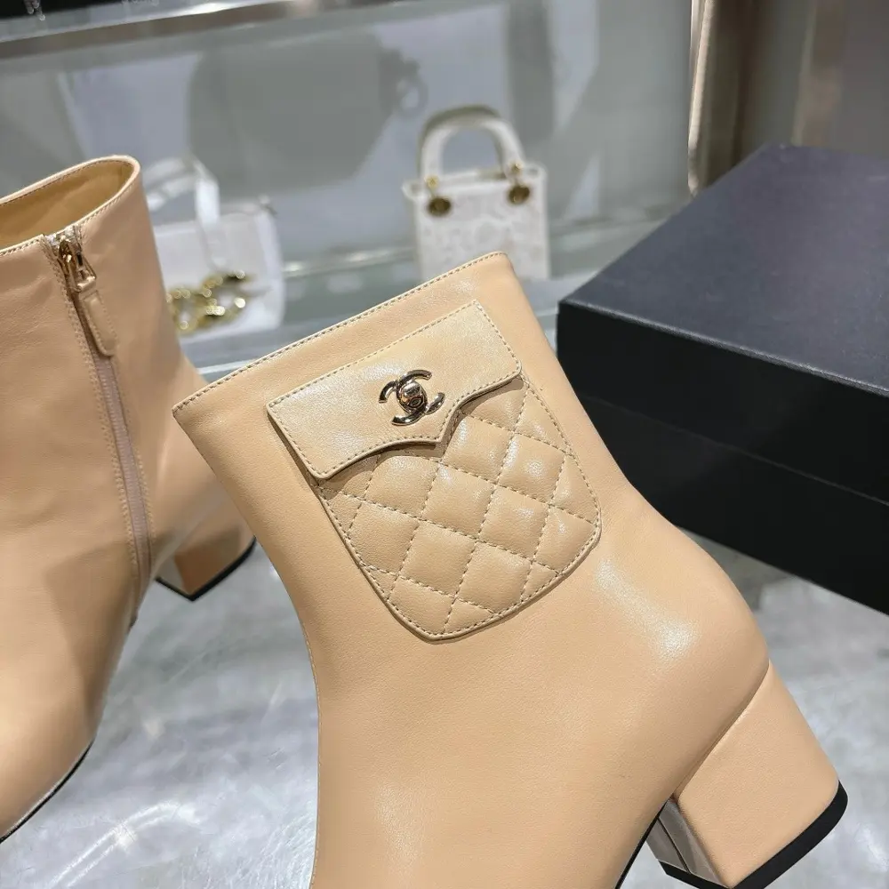 Same style as the official CHANEL website