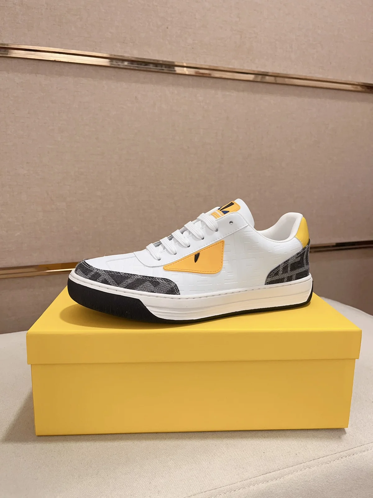 Fendi casual sports shoes upper Imported cowhide fabric Imported sheepskin lining. Original