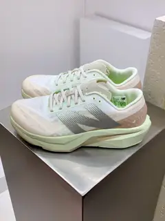 New Balance uses ultra-light and breathable 3D knitted mesh yarn material to construct the