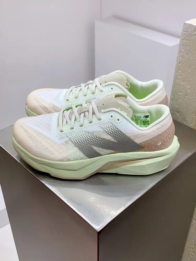 New Balance uses ultra-light and breathable 3D knitted mesh yarn material to construct the