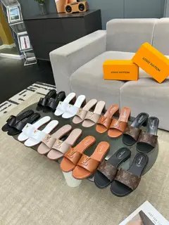 Louis Vuitton’s latest spring and summer model. This pair of slippers uses the classic LV
