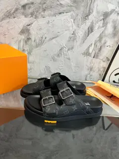 Louis Vuitton latest men’s LV slippers