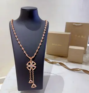 Bvlgari DIVAS’ DREAM series is in perfect condition and has invincible details. The unique