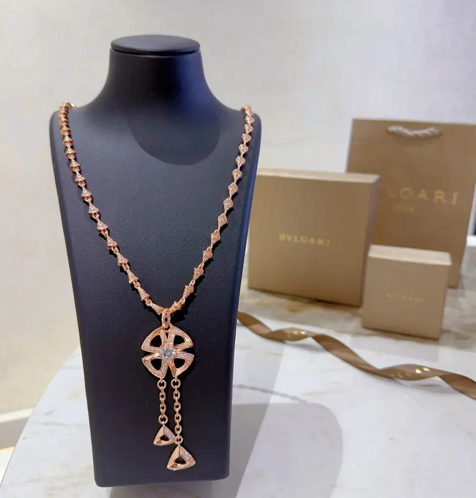 Bvlgari DIVAS’ DREAM series is in perfect condition and has invincible details. The unique