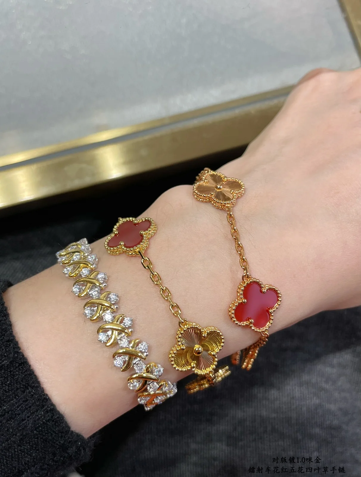 Van Cleef & Arpels High-end Mother-of-Pearl Laser-embellished Four-leaf Clover Bracelet