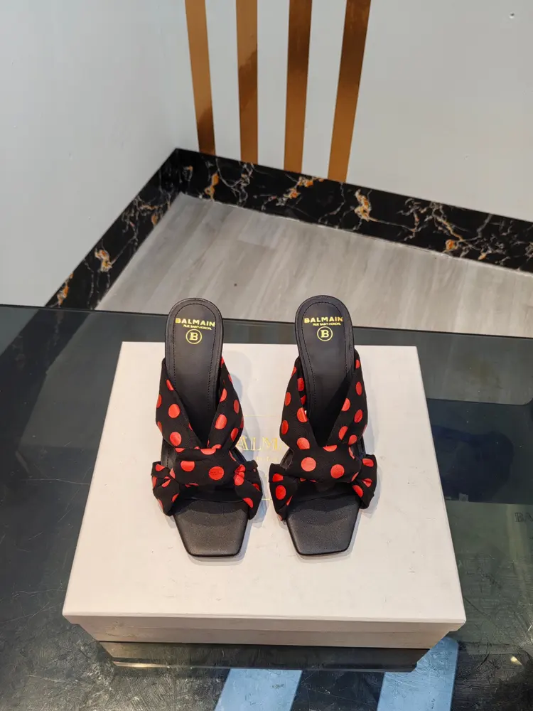 Balmain’s latest spring and summer catwalk high-heeled slippers
