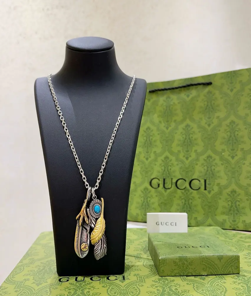 Gucci necklace with feathers from Takahashi GucciGucci necklace The latest chain is of a