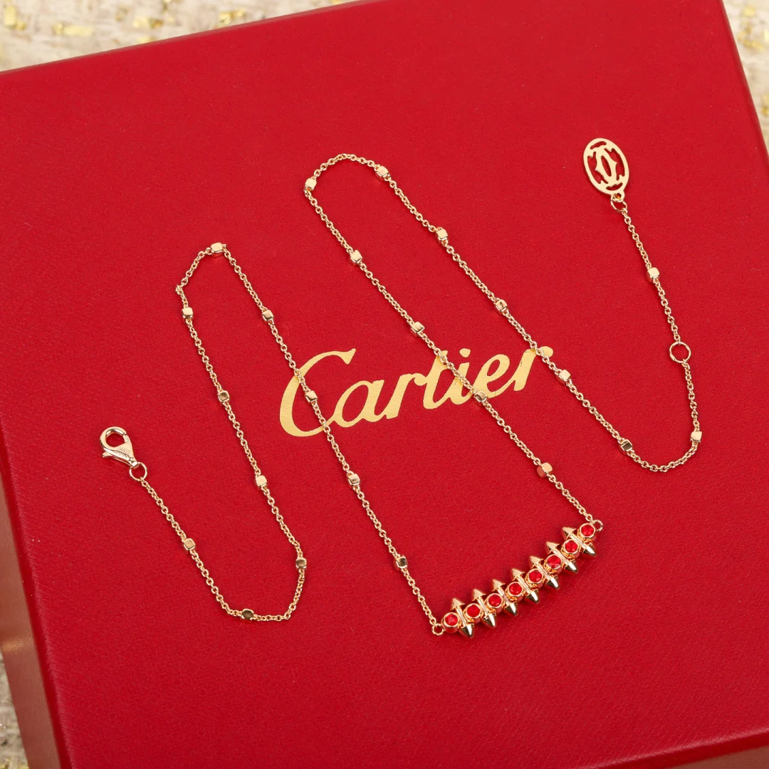 The rivet eight-diamond necklace plays with the dynamic light and shadow