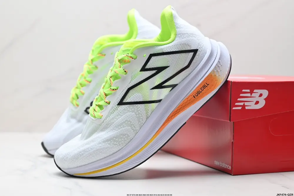 New Balance uses ultra-light and breathable 3D knitted mesh material to construct the upper MRCXCA3