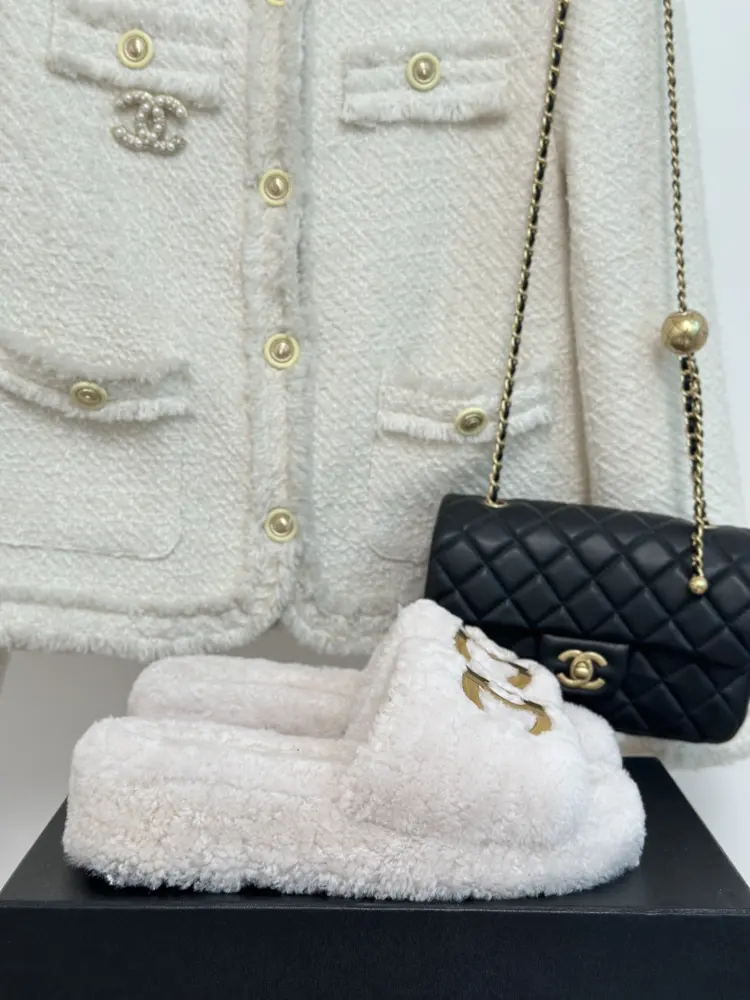 Chanel classic double C thick-soled furry slippers