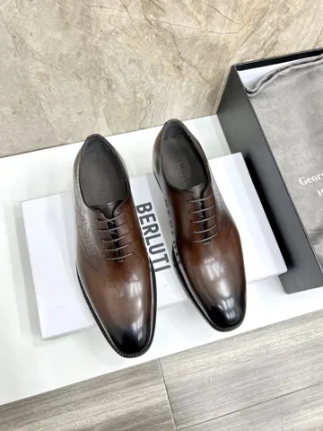 Berluti men’s hand-brushed formal leather shoes are shipped. Selected high-quality imported