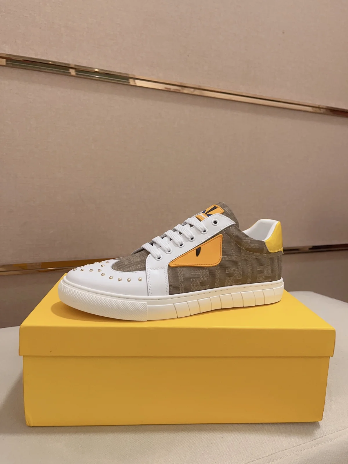 Fendi casual sports shoes upper Imported cowhide fabric Imported sheepskin lining. Original
