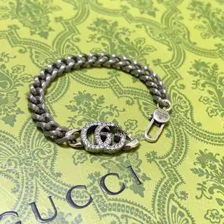 The latest classic Gucci bracelet. Exquisite. Both the style and the texture are absolutely