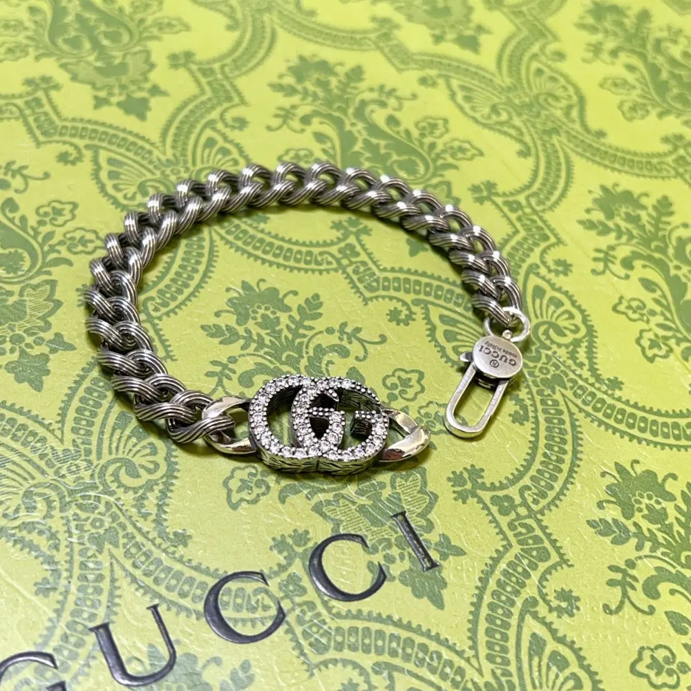 The latest classic Gucci bracelet. Exquisite. Both the style and the texture are absolutely