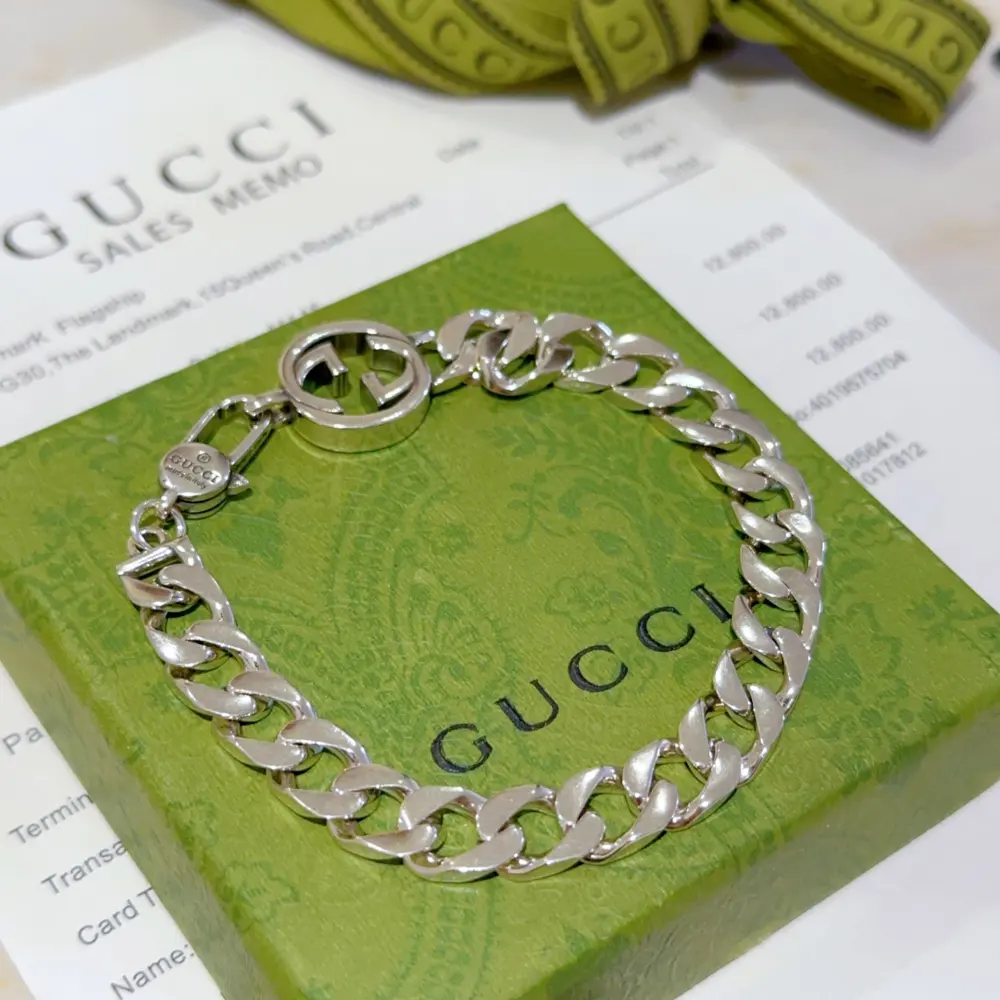 The latest classic Gucci bracelet. Exquisite style and texture. It is absolutely top-notch