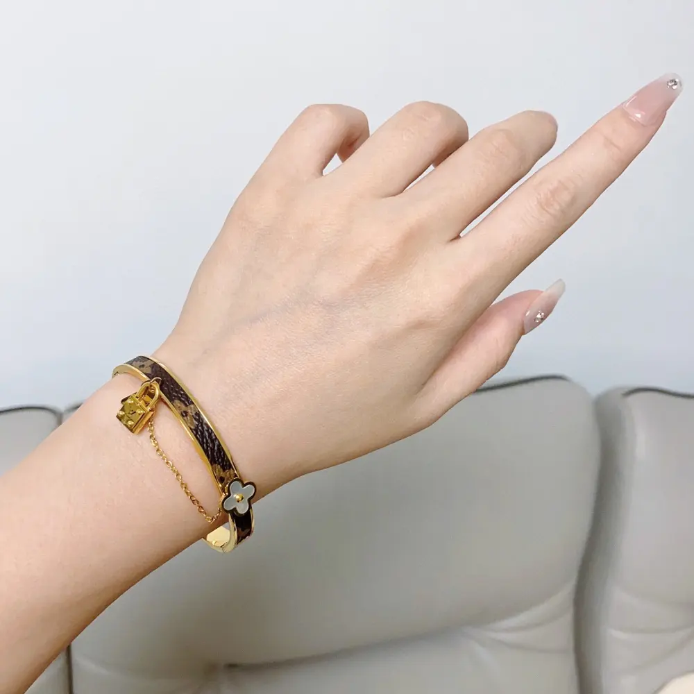 Louis Vuitton unisex key padlock four-leaf clover leather bracelet