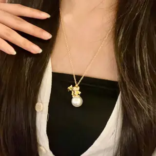 Louis Vuitton classic floral design double flower design pendant necklace