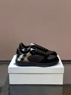 BURBERRY men’s classic low-top sneakers