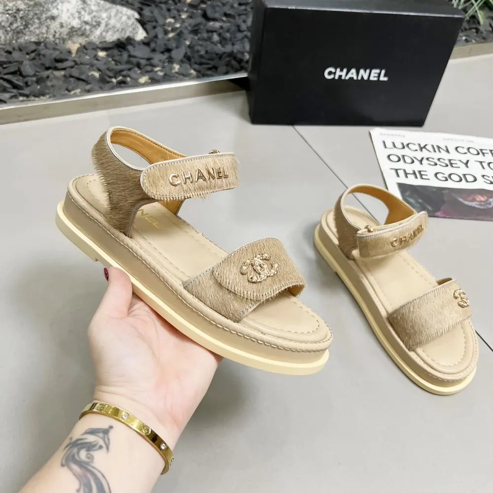 Chanel early spring sandals and dancing shoes series new loafers full of retro style